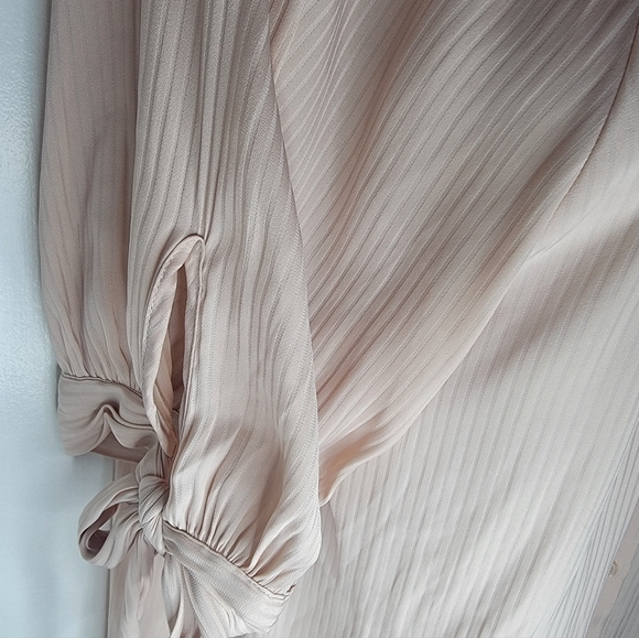 H&M Beige/Peach Button-Up Tie 3/4 Sleeve Blouse Size 8 - Picture 3 of 10